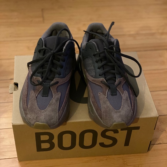 Yeezy Boost 700 - Picture 4 of 7
